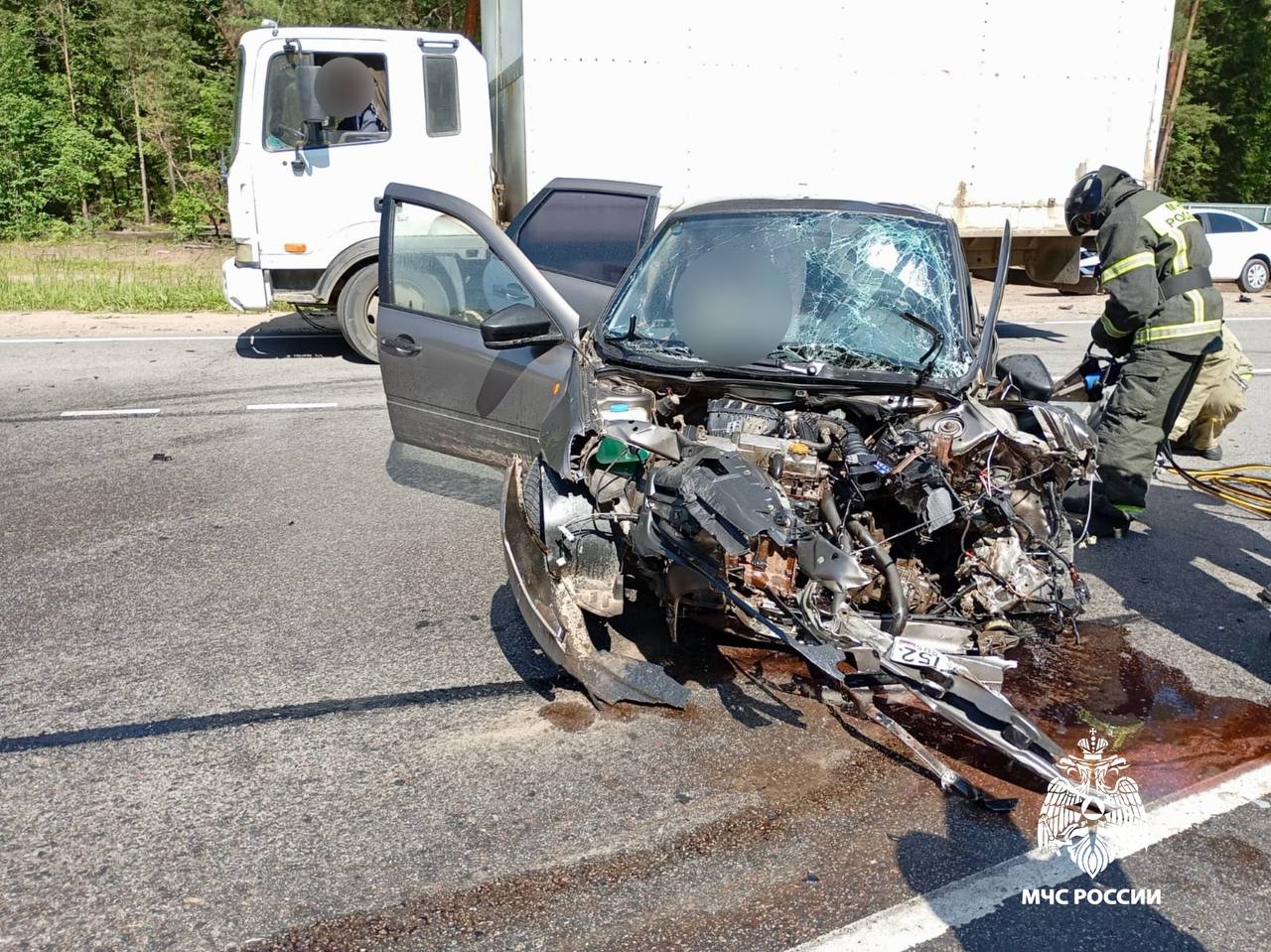 Прямо сейчас сотрудники 3 9 ПСЧ ликвидируют последствия ДТП в районе пгт. Максатиха, где произошло столкновение 2-х легковых автомобилей. Спасатели произвели деблокировку водителей транспортных средств. Есть пострадавшие.