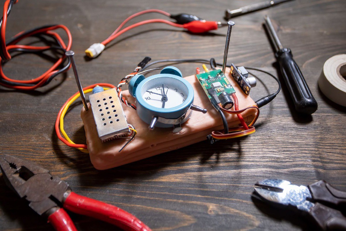 В Астрахани задержали 13 летнего подростка по подозрению в подготовке теракта Советский районный суд Астрахани отправил школьника в Центр временного содержания несовершеннолетних правонарушителей на срок до 30 суток По данным суда подросток собирал самодельное взрывное устройство и планировал теракты на территории Астраханской области и Дагестана Задержанный заявил что принял решение о совершении теракта однако подробности мотивов в пресс релизе не раскрываются Уголовное дело по статьям о незаконном обороте взрывчатки не возбуждено подросток не достиг возраста уголовной ответственности 14 лет   Подпишитесь на Абзац TG VK Дзен MAX Rutube