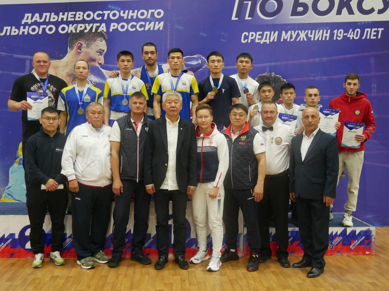 Бурятские боксёры завоевали тринадцать медалей чемпионата Дальневосточного федерального округа по боксу 9-13 июня в Улан-Удэ состоялся чемпионат Дальневосточного федерального округа по боксу. Атлеты сборной Бурятии стали обладателями четырех золотых, шести серебряных и трех бронзовых наград: 1 место заняли: 48 кг. Айсуев Дугар; 54 кг. Батлаев Баир; 57 кг. Хорхонов Антон; 60 кг. Цыбиков Радн 2 место заняли: 51 кг. Какубава Виталий; 54 кг. Гатауллин Альберт; 60 кг. Маргарян Вираб; 63.5 кг. Самсонов Аюр; 80 кг. Тимофеев Кирилл; 86 кг. Маслов Александр. 3 место заняли: 54 кг. Хальбаев Ринчин; 57 кг. Ханченко Алексей; + 92 кг. Новокрещенных Александр. - Боксировала в основном молодежь и мы оцениваем результат, как достаточно хороший. Баир Батлаев и Радна Цыбиков выиграли очень убедительно, как и положено лидерам. В августе в Екатеринбурге будет проходить чемпионат России и мы увидим результат работы тренеров и спортсменов - подытожил результаты состязаний Президент Федерации бокса Бурятии Валерий Доржиев.