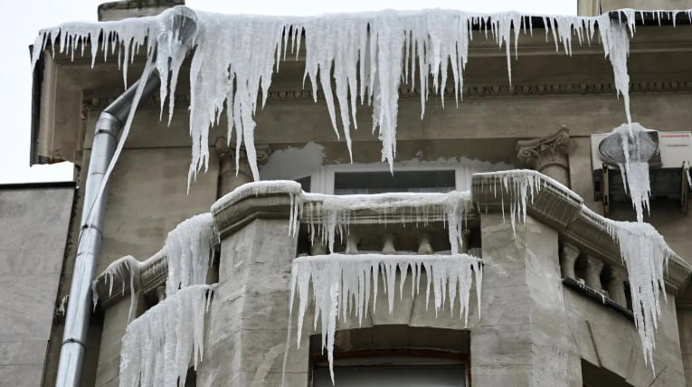 На ребёнка глыба снега упала в районе Щёлковского шоссе Медики долго не могли до него добраться из за снега когда нашли мальчик с кончался
