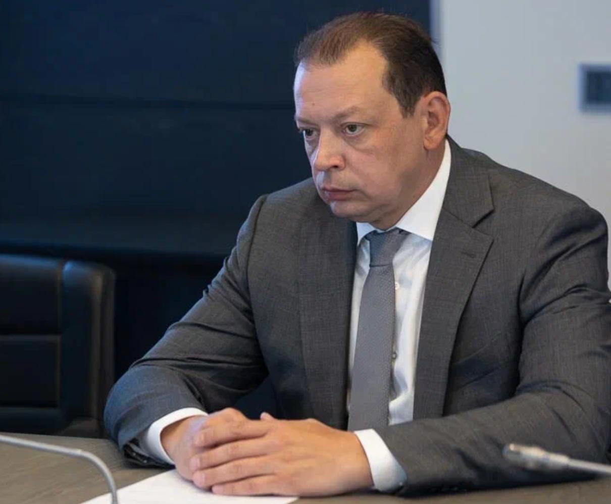 Чуть более года назад, 1 апреля 2024 года была завершена юридическая реорганизация путем присоединения к Псковской областной клинической больнице Псковской городской и Великолукской межрайонной больниц. Прошло достаточное время, чтобы оценить верность этого шага. На совещании у губернатора Михаила Ведерникова, которое было посвящено ходу реорганизации районных больниц, главврач областной клинической Евгений Панферов обозначил ключевые итоги работы больницы за минувший год. Забегая вперед отметим: итоги эти показывают, что стратегия по филиализации райбольниц выбрана верная. Финансовое оздоровление. Накопленная в Великолукской больнице задолженность в сумасшедшие 440 млн рублей была ликвидирована. Произошло это «после того, как мы приняли решение о том, что у нас должна быть единая первая финансово-экономическая модель, и эта финансово-экономическая модель позволит построить единообразную систему оказания медицинской помощи как в областной больнице, так и в Великолукской, Псковской больницах» Сокращение немедицинского персонала: «Оптимизировали количество немедицинского персонала, причем достаточно существенно. Это был штат, который непосредственно не участвуют в предоставлении медицинских услуг». Повышение заработной платы медицинского персонала: «На втором этапе та модель, которая была построена, позволила повышать уровень заработных плат у медперсонала в филиалах». У некоторых специалистов в экстренных службах зарплата может быть и большее 200 тысяч рублей. Развитие кардиологической службы. Отладка системы позволила укомплектовать первичное сосудистое отделение, «которое работало только в дневное время и оказывало помощь пациентам с инфарктами только в период с 8 утра до 4 часов вечера, настолько, что сейчас это отделение работает круглые сутки. <...> Мы сейчас не допускаем развития инфарктов. То есть мы лечим не инфаркт, а лечим еще предпосылки его» Реорганизация позволила открыть новые подразделения, например межрайонный эндокринологический центр. Улучшение показателей профилактической работы: прирост 19% по отношению к 2023 году по диспансеризации и профосмотрам. А вот - еще некоторые итоги работы Псковской областной клинической больницы в новых условиях