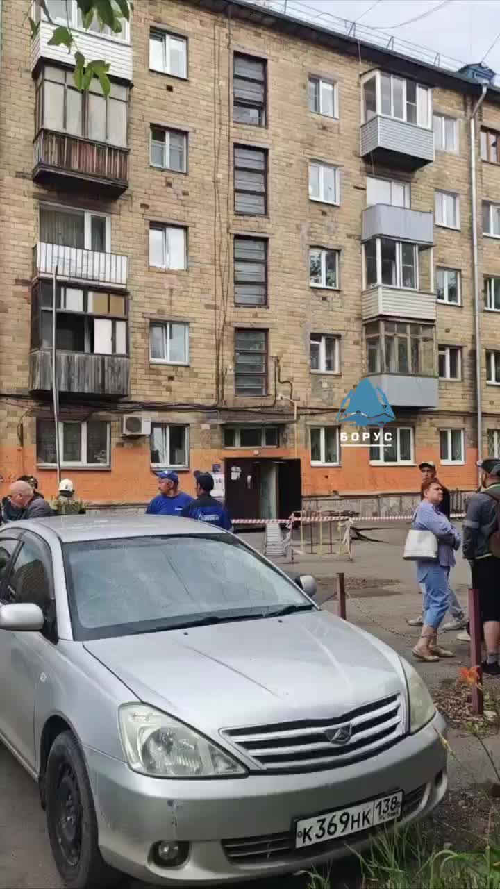 Провал грунта у дома в Красноярске: жильцы эвакуированы, причина выясняется