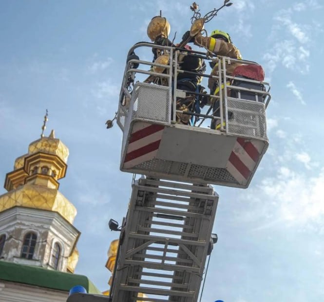 Украинцы переживают из-за «знамения»: с купола церкви в Киево-Печерской лавре упал крест.  Одни пишут, что это из-за предательства православной церкви, другие — из-за военных грехов ВСУ. СМИ же напоминают, что за полтора месяца до начала СВО тоже упал крест в Киеве, но с купола Софийского собора.    Подписаться   Прислать новость   Читать аналитику