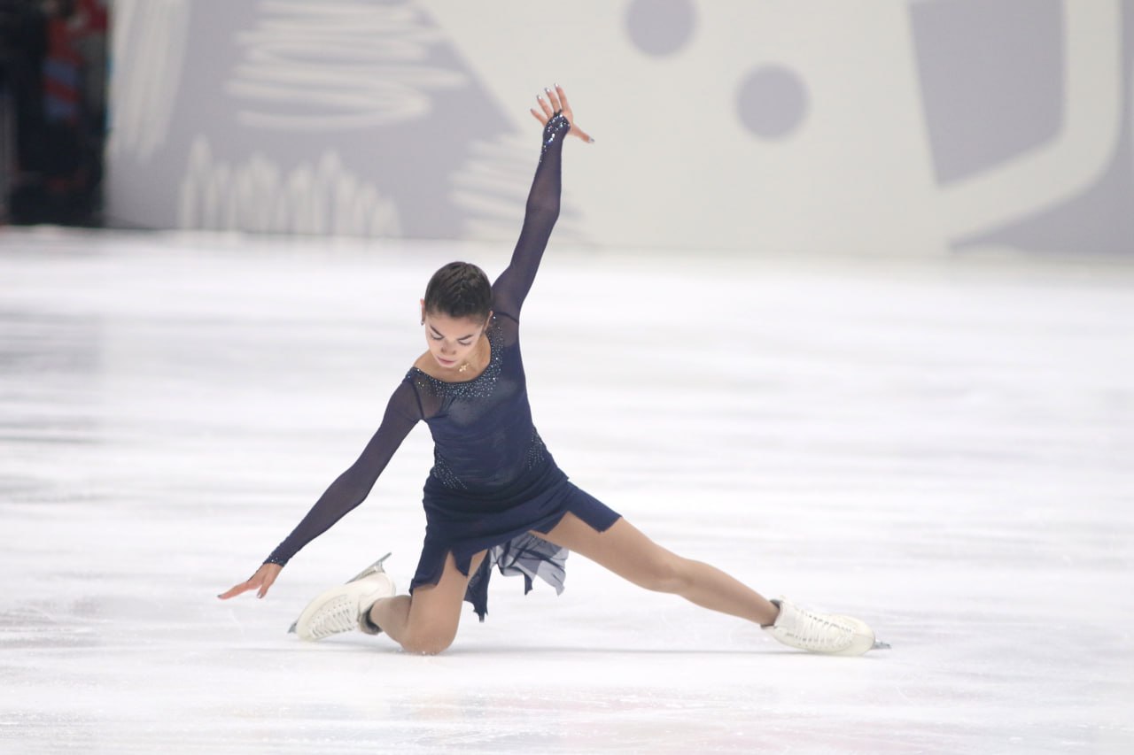 МОК допустил Петросян и Гуменника на Олимпиаду 2026 Российские фигуристы Аделия Петросян и Петр Гуменник допущены к участию в зимней Олимпиаде в Италии в нейтральном статусе сообщается на сайте Международного олимпийского комитета МОК В сентябре Гуменник и Петросян выиграли отборочный турнир в Пекине для поездки на Игры им требовалось одобрение специальной комиссии МОК Они стали первыми россиянами допущенными на Олимпиаду им направлено приглашение Петросян является действующей чемпионкой России Гуменник был четвертым на последнем чемпионате страны но завоевал золото в финале Гран при России Global Look Press Подписаться на РБК Спорт