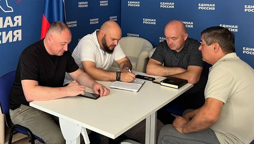 В Геническе прошел прием граждан совместно с Уполномоченным по правам человека в Херсонской области В Херсонской области прошел прием граждан, в котором приняли участие исполняющий обязанности Юго-западного управления ФАДН России Сергей Мильдзихов и Уполномоченный по правам человека в Херсонской области Сергей Георгиев. На приеме граждане обращались с различными проблемами и вопросами, среди которых: - воссоединение семей, члены которых находятся за пределами Российской Федерации; - оказание помощи в восстановлении документов; - регистрация религиозных объединений на территории области. Аналогичные приемы граждан будут проводиться на постоянной основе. #Технологии#Общество