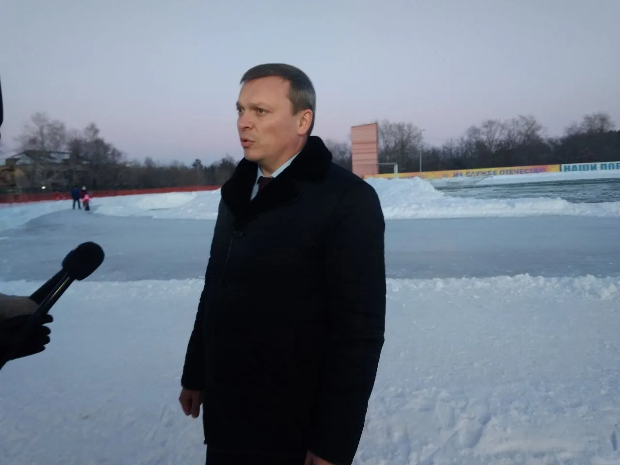 Курс дела Новости Челябинска   Челябинский областной суд сохранил в силе арест бывшего вице губернатора Челябинской области Андрея Фалейчика сообщает источник Курса Дела в правоохранительных органах В феврале 2026 года Фалейчика задержали сотрудники ФСБ Его подозревают в получении взятки в особо крупном размере В том же месяце чиновника отправили в отставку Уголовное дело связано с деятельностью Фалейчика на посту мэра Копейска Следствие считает что с 2021 по 2023 год чиновник получил 1 88 млн рублей от бизнесмена Михаила Блейзера за передачу детского лагеря Юность в долгосрочную аренду Курс Дела в МАКС подробнее на канале Курс дела Новости Челябинска