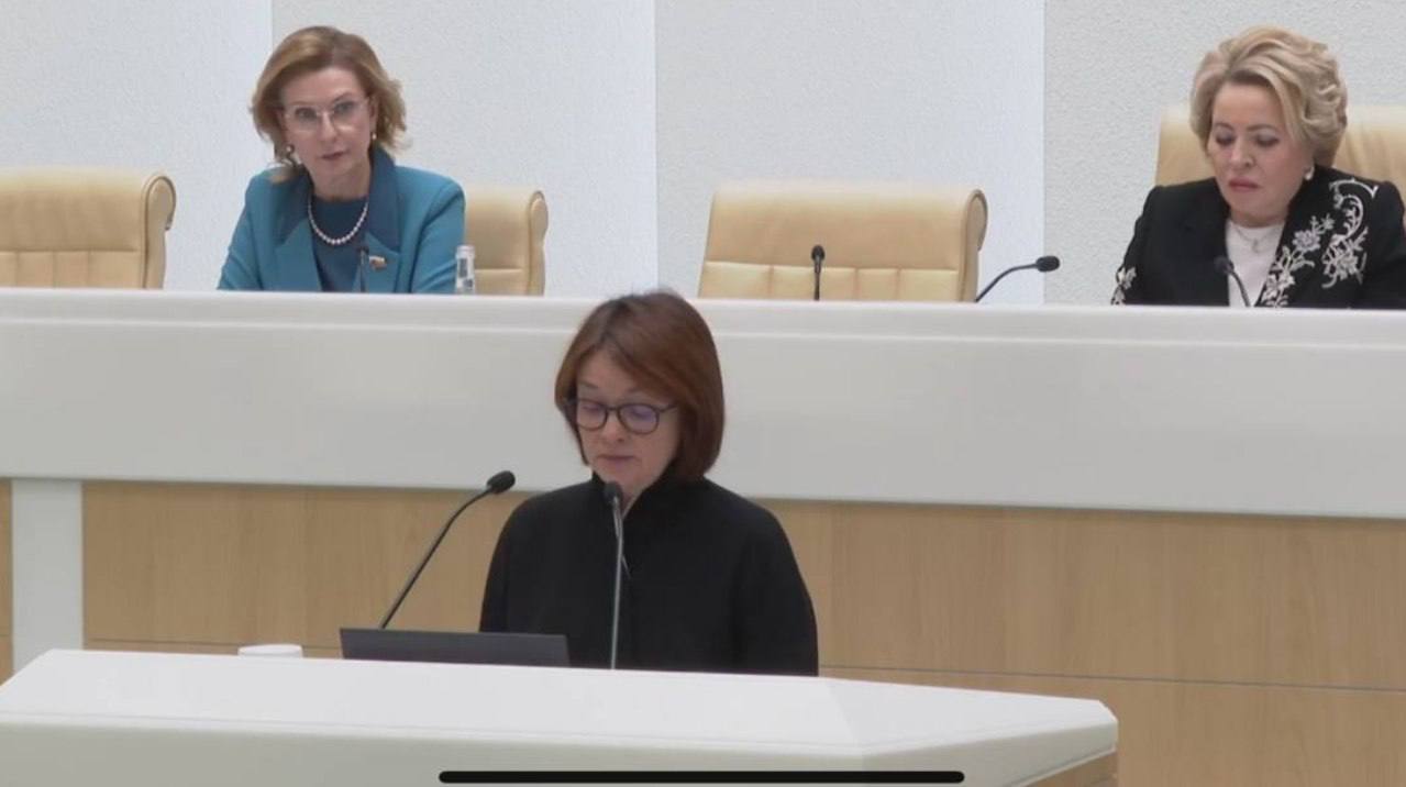 Хотя в среднем заработки россиян увеличиваются всё еще имеется множество людей которые лишают себя самых основных нужд заявила Набиуллина Она добавила что Банк России активно работает над внедрением цифрового рубля Также Набиуллина подчеркнула что почти 17 миллионов граждан уже зарегистрировали самозапрет на получение кредитов