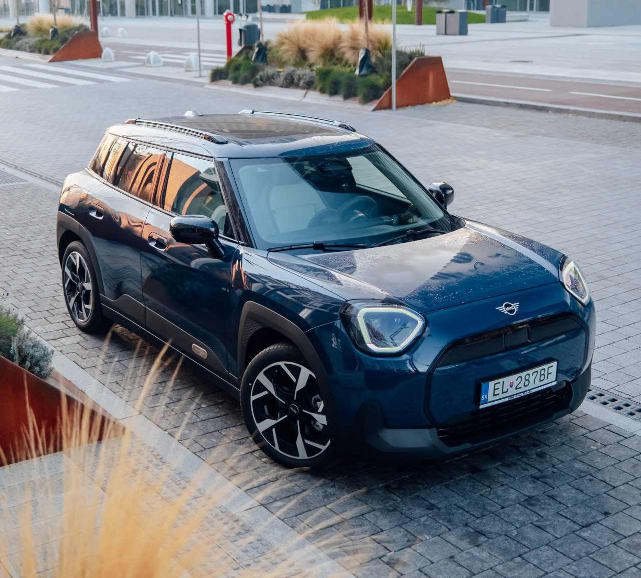 В Великобритании хотят ввести налог на электрокары Власти страны обсуждают реформу транспортного налога предложено ввести новый сбор с владельцев электрокаров привязанный к годовому пробегу Как уточняет Autocar предполагается что этот налог заместит доходы от топливных сборов уменьшающиеся из за роста доли батарейного транспорта Существующий ежегодный сбор своего рода аналог транспортного налога размером 195 фунтов 20 5 тысячи рублей могут дополнить ещё одним платежом в 240 фунтов 25 4 тысячи рублей В него заложен пробег 8 тысяч миль чуть менее 13 тысяч километров в год При уплате налога реальный пробег нужно будет декларировать и если он окажется выше лимита потребуется доплата если ниже власти сделают скидку Предполагается что новый налог введут в 2028 году Логично как будто не очень если без шуток то да Журнал Авто ру online