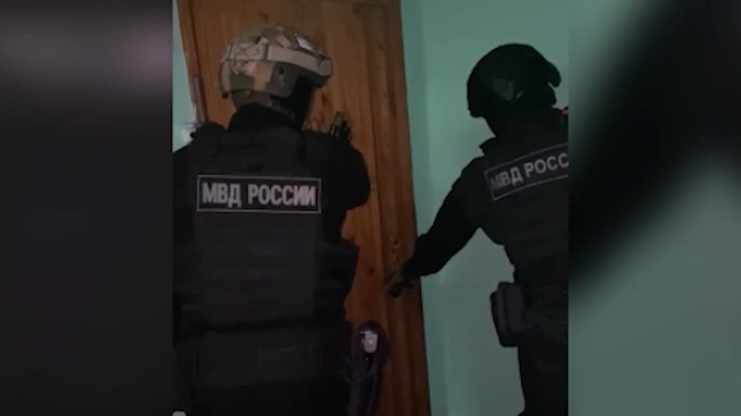 В Петербурге под стражу заключили двоих петербуржцев и мигранта за фиктивную постановку на учёт иностранцев. Об этом сообщили в пресс-службе ГУ МВД России по Петербургу и Ленобласти. Следствие установило, что 36-летний петербуржец, его 43-летняя знакомая и 27-летний уроженец Центрально-Азиатского государства организовали незаконное пребывание иностранцев в России, в том числе на территории Красногвардейского района. Они подыскивали мигрантов, получали от них документы, вносили в официальные бланки уведомлений о прибытии иностранца ложные сведения о фактическом их нахождении в Петербурге и предоставляли документы с ложными сведениями в государственные контрольные органы, выдающие разрешения на временное пребывание. Так, на миграционный учёт были поставлены не менее 3 иностранцев. За "помощь" они заплатили по 4,5 тыс. рублей.