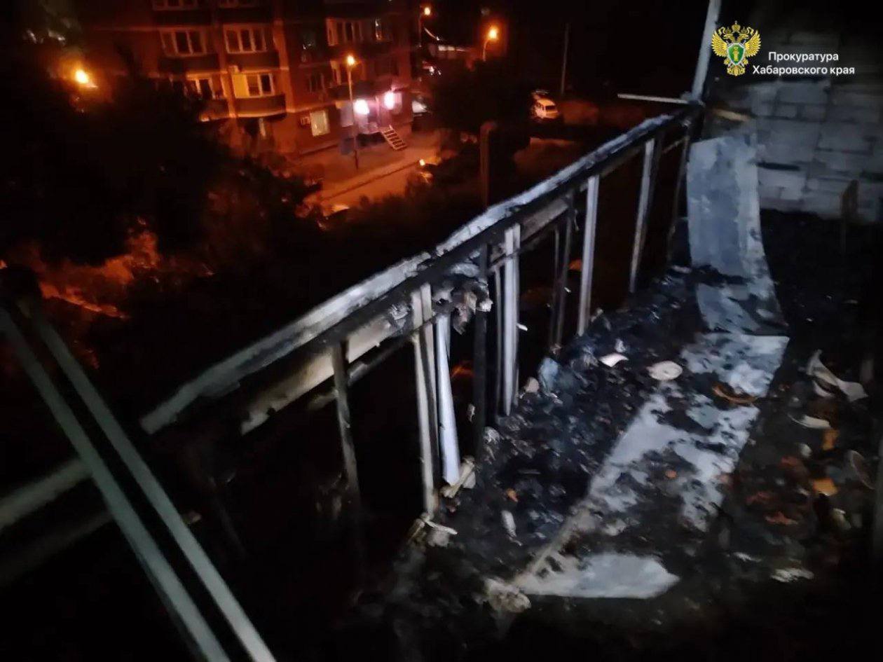 На 17 млн рублей покурил житель Хабаровска В Хабаровске будут судить 24 летнего местного жителя который неосторожно выбросил окурок и сжег пять квартир Ночью 3 августа 2025 года мужчина курил на балконе своей квартиры на улице Краснодарской Тлеющие окурки он бросал в керамическую пепельницу но это все равно привело к пожару В результате огонь повредил крышу и пять квартир Общая сумма ущерба составила 17 миллионов рублей Прокуратура утвердила обвинительный акт а уголовное дело уже передали в Железнодорожный районный суд Сам обвиняемый полностью признал свою вину Фото Прокуратура Хабаровского края   Поддержите канал   AmurMedia Прислать новость AmurMedia в Дзен