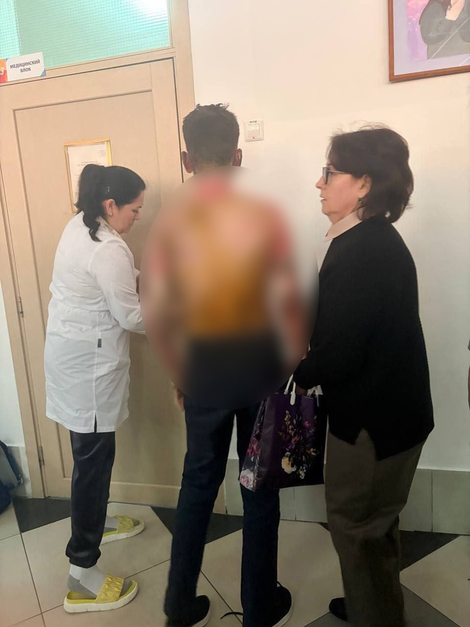 Восьмиклассница подожгла сверстников и устроила пожар в 153 школе Красноярска пишет Shot По данным СМИ ученица ворвалась на уроки с молотком разлила бензин в классе и подожгла нескольких учеников Предварительно у пострадавших ожоги 2 3 степени спины лица и ног Как пишет НГС 24 по предварительным данным пострадали трое их увезли в ожоговый центр Подозреваемую в поджоге 14 летнюю школьницу задержали С ней работают полиция и пожарный дознаватель