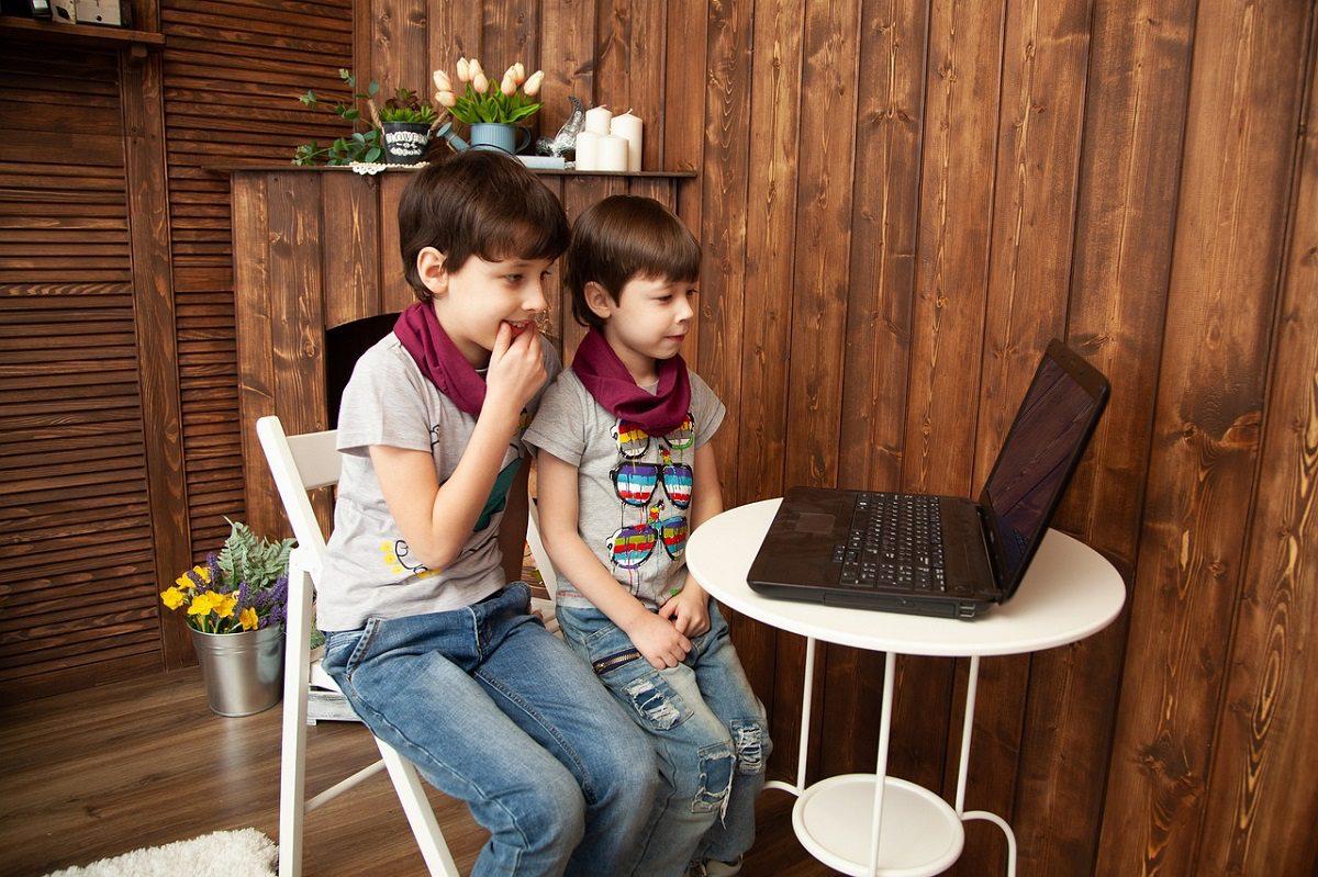 TikTok начала внедрять в Европе новую технологию определения возраста пользователей Она будет с помощью специальных алгоритмов анализировать профили и выявлять аккаунты используемые несовершеннолетними До этого в течение года приложение тестировало систему в Великобритании Сообщается что подозрительные профили не будут удаляться автоматически а лишь помечаться особым алгоритмом После этого их проверкой будут заниматься модераторы Подробнее