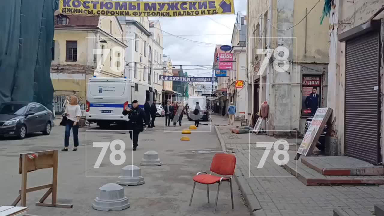 Полиция Петербурга проводит рейд в Апраксином дворе