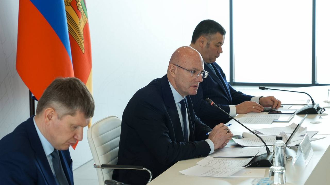 Вице-премьер правительства России Дмитрий Чернышенко пригласил деловое сообщество на МТФ «Путешествуй!». На заседании Правительственной комиссии по вопросам туризма он отметил значимость форума и призвал регионы активно участвовать в нем, представив свои туристические возможности широкой аудитории. «По итогам 2024 года мы достигли всех запланированных показателей нацпроекта “Туризм и индустрия гостеприимства”. Число туристических поездок превысило 90 млн человек. Это на 37% выше, чем в 2021 году», — сообщил Чернышенко. Министр экономического развития России Максим Решетников подтвердил позитивную динамику и рассказал о запланированной на форуме презентации рейтинга регионов по развитию внутреннего туризма. «Минэкономразвития готовит рейтинг регионов по развитию внутреннего туризма, который будет презентован на форуме "Путешествуй!" в июне. Я прошу обсудить методику формирования такого рейтинга с регионами, проинформировать их, чтобы наши коллеги на местах знали и здесь также рассчитывали на поддержку профильной комиссии Госсовета по туризму», — отметил министр. МТФ «Путешествуй!» состоится 10-15 июня в Москве. Подробнее Фото: government.ru