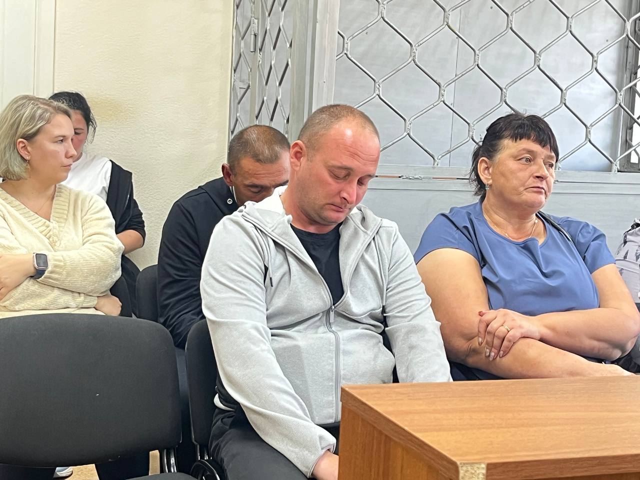 Суд по делу о гибели детей в Красной Сопке подошел к завершающей точке 4 сентября в Красноярском крае состоялись прения сторон по делу Дмитрия Виноградова чьи дети погибли после обработки дома дихлофосом Гособвинитель запросил для него наказание в виде двух лет условного лишения свободы Адвокат подсудимого Евгений Гуртовенко заявил что следствие проигнорировало ключевую версию возможную вину производителя средства По его словам инструкция и паспорт безопасности дихлофоса расходятся а производитель не представил доказательств его полной безопасности В ходе заседания повторно допросили мать погибших Викторию Виноградову Она подтвердила что дом после обработки проветривался хотя в её первых показаниях говорилось обратное Женщина объяснила расхождения тем что находилась в шоке от смерти детей В последнем слове Дмитрий Виноградов сказал Ваша честь прошу суд не судить строго Приговор огласят 9 сентября Подписывайся на АиФ Новости Красноярска