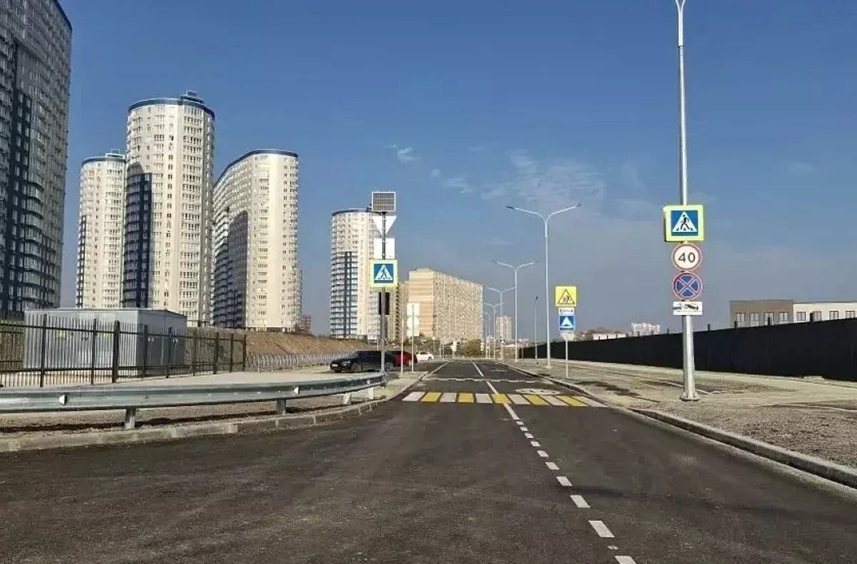 В Краснодаре завершается строительство нового участка дороги на Старокубанской улице от Новой до Воронежской Протяженность дороги составляет около трех километров она будет иметь четыре пять полос движения Строительство ведется по краевой программе развития дорожной сети Новая трасса обеспечит транспортную доступность жилого массива Событийной площадки и будущей школы интерната для одаренных детей В рамках проекта также обустроили тротуары велодорожку ливневую канализацию и уличное освещение Были проведены берегоукрепительные работы с созданием прогулочной зоны у реки Дороги Югополис Прислать фото или видео