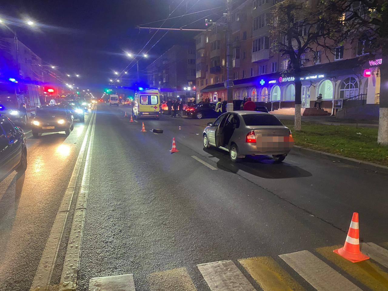 В суд направлено уголовное дело  водителя, совершившего смертельный наезд  29-летний житель Чебоксар обвиняется по части 3 статьи 264 УК РФ за нарушение правил дорожного движения, повлекшее по неосторожности смерть человека.   5 октября 2024 года в 18:22 обвиняемый, управлявший автомобилем марки «LADA KALINA», наехал на пожилую женщину, переходившую дорогу по нерегулируемому пешеходному переходу напротив дома № 44 на проспекте Ленина в Чебоксарах.   В результате аварии женщина получила серьезные травмы, от которых скончалась в больнице.   Обвиняемый признал свою вину и частично возместил родственникам погибшей причиненный моральный ущерб.   Уголовное дело направлено прокуратурой республики для рассмотрения в Ленинский районный суд Чебоксар.