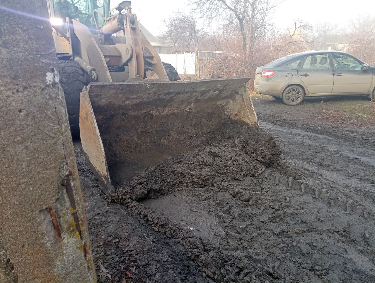 ‍ В результате укладки нового трубопровода сети водоснабжения было нарушено покрытие дорожного полотна автомобильной дороги переулка Дзержинского.   Работниками Ровеньковского департамента ГУП ЛНР «Лугансквода» были своевременно выполнены работы по восстановлению и уплотнению грунтового покрытия вышеуказанной дороги. Но в следствии эксплуатации и атмосферных осадков, напитанный влагой верхний слой грунта превратился в лесную дорогу.   По многочисленным жалобам и обращениям жителей подрядной организацией в рамках заключенного муниципального контракта были выполнены работы по профилированию дорожного полотна переулка Дзержинского.