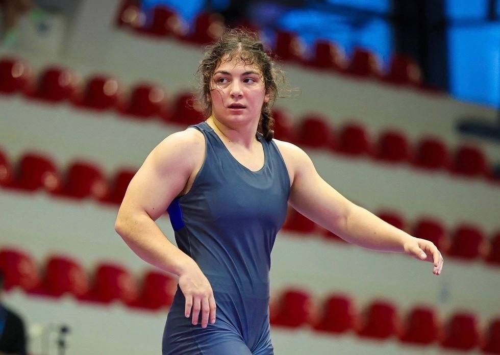 Амина Танделова и Алина Касабиева – в финале чемпионата России по женской борьбе. Соревнования проходят в эти дни в Москве. В полуфинале Алина Касабиева одолела Екатерину Кошкину Татарстан , а Амина Танделова - Светлану Липатову Татарстан . Финальные поединки состоятся завтра, сообщает Минспорта республики. Вести Алания Владикавказ