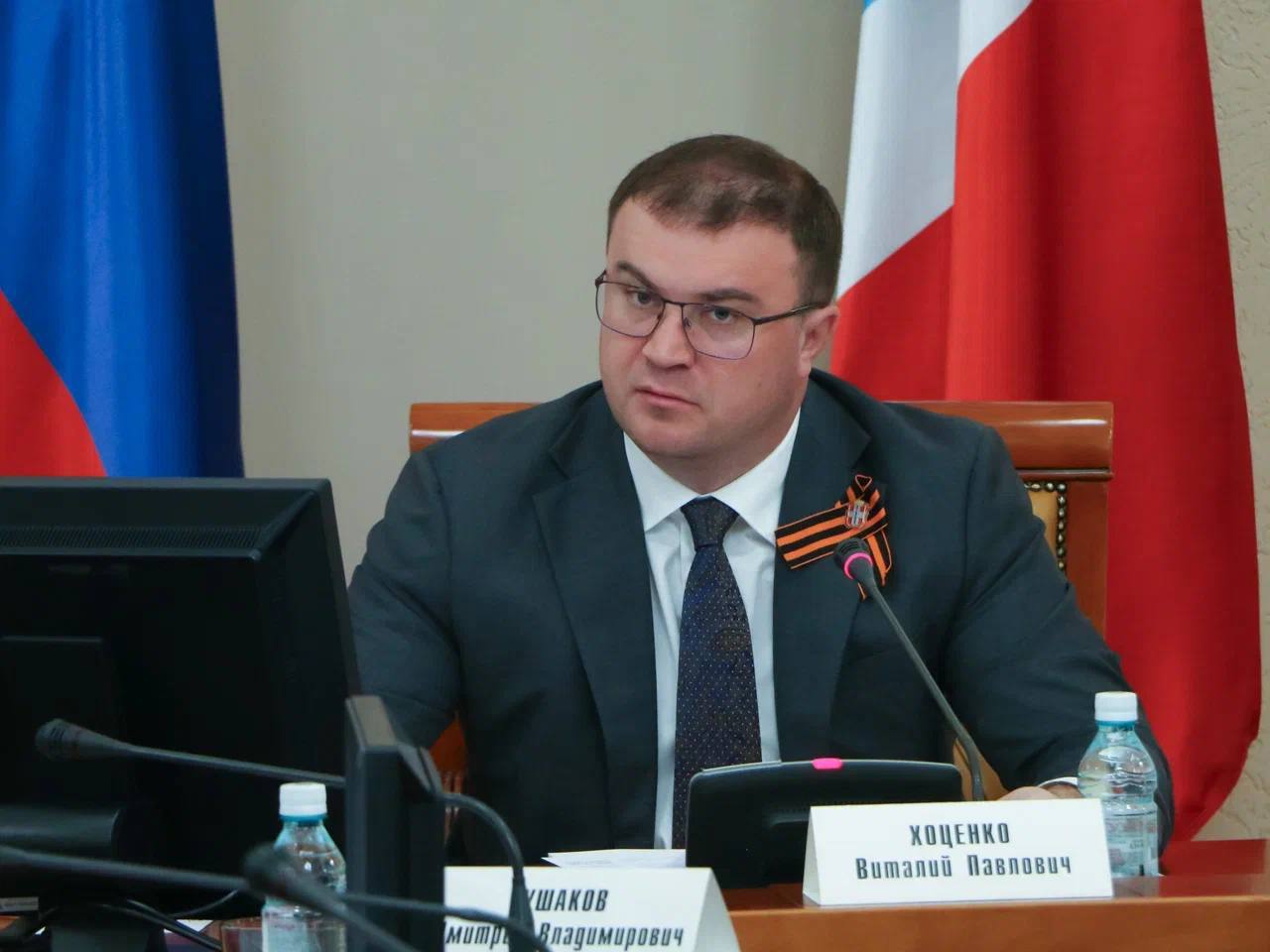 На оперативном совещании с региональным Правительством, министрами, руководителями ведомств и главами муниципальных образований обсудили ряд важных вопросов. Обеспечение мер безопасности в местах массового нахождения людей - один из главных приоритетов. Все службы работают в оперативном режиме и готовы к выполнению задач по охране правопорядка. На территории региона ведется профилактика пожаров, продолжается работа по созданию 20-ти метровых минерализованных полос. Рассмотрели проект «Пешеходный Любинский», который мы реализуем в рамках статусов Омск - Молодежная и Культурная столица России. Проект предполагает, что в выходные дни на Любинском проспекте будут проводиться культурные и спортивные мероприятия. На время мероприятий территория будет закрыта для транспорта. Рассмотрели программы социально-экономического развития до 2030 года Крутинского и Москаленского районов. Основной акцент - на создание комфортной среды, социальной политике, а также развитии туристического и инвестиционного потенциала.