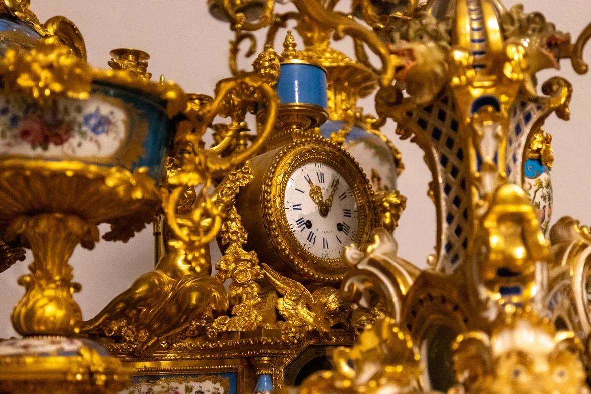 24 июня «Петергоф» и «Невский баталист» открывают совместный проект «Подвиг возрождения» В залах Большого петергофского дворца можно будет узнать историю о восстановлении Петергофа после войны. Проект соединяет декорационные приемы театра и кинематографа с музейным показом более 400 подлинных музейных предметов из фондов музея-заповедника. О подвиге реставраторов и музейных работников расскажут Николай Буров, Александр Малич, Михаил Морозов и Карина Разумовская. Музей-заповедник «Петергоф»