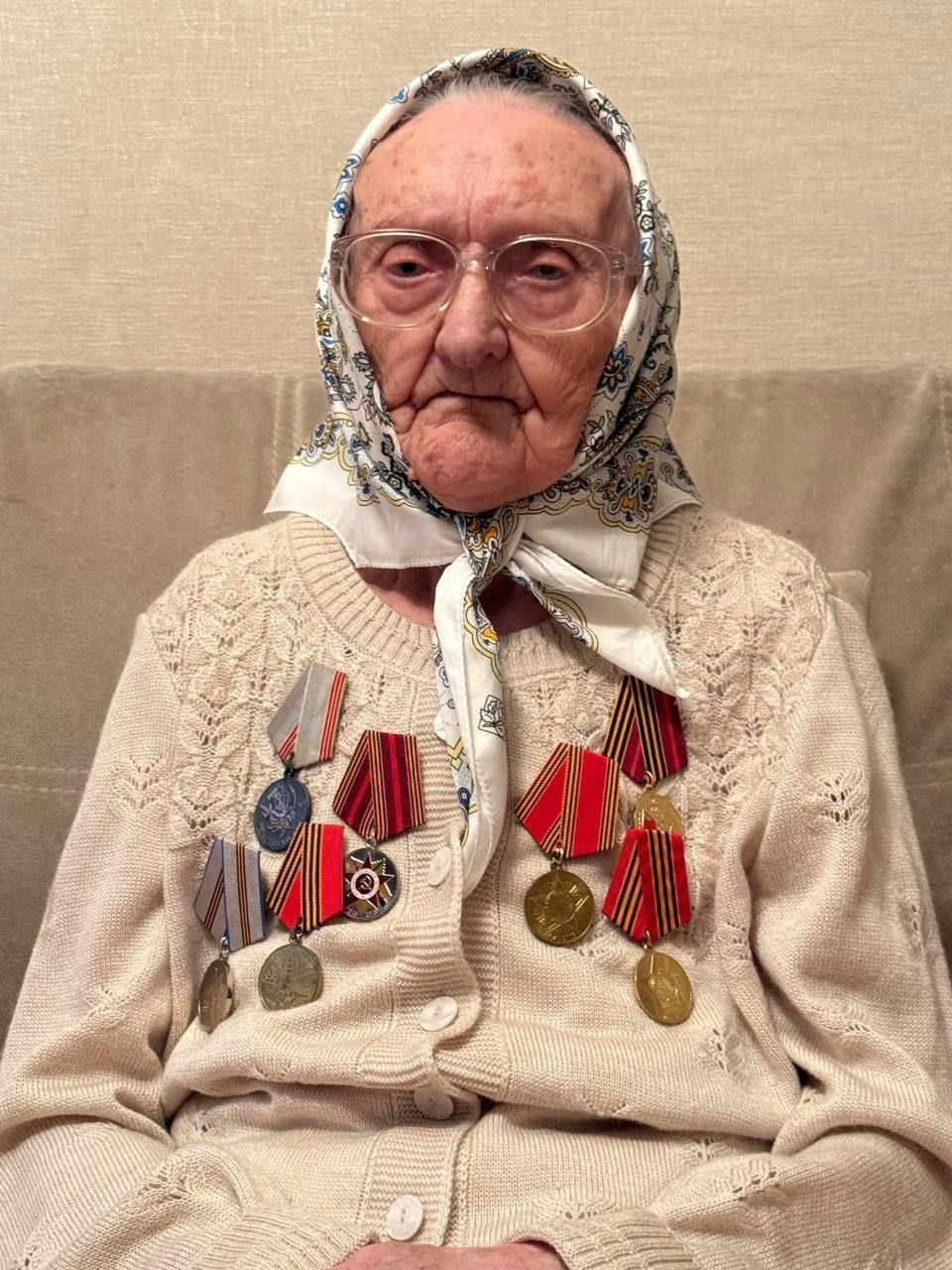 В Тюмени 100 летний юбилей отмечает труженица тыла Эмилия Яковлевна Бейзель Именинницу поздравили представители управления соцзащиты населения Тюмени и Тюменского округа Ей вручили подарки и персональные поздравления от Президента России и губернатора Тюменской области Эмилия Яковлевна родилась 30 октября 1925 года в селе Линево Волгоградской области в многодетной крестьянской семье Окончила 7 классов В военные годы трудилась в Ярковском и Велижанском химлесхозах добывала живицу для производства скипидара и канифоли заготавливала древесину для фронта живица тогда использовалась в госпиталях для лечения ран С 1944 года работала в химлесхозе бухгалтером После войны переехала в Тюмень и до выхода на пенсию была бухгалтером аптечной сети Здоровье За вклад в Победу Эмилия Яковлевна получила множество юбилейных медалей грамот и благодарностей а также звание Ветеран труда В настоящее время труженица тыла окружена заботой дочери внучки и 3 правнуков Департамент соцразвития Тюменской области