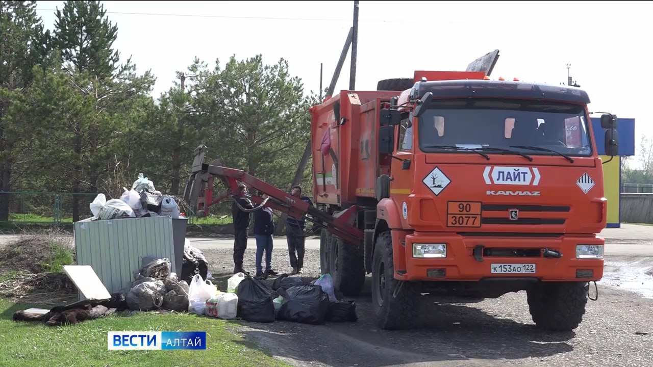 Новую спецтехнику для вывоза мусора приобрели для регионального оператора ТКО Сервис Эта компания с мая этого года обслуживает жителей Рубцовской и Каменской зон края Организация была создана постановлением Правительства Алтайского края В настоящее время ТКО в 19 муниципалитетах края вывозят с привлечением подрядчиков Они в свою очередь задействуют в работе более 60 единиц спецтехники Однако ТКО Сервис стремится нарастить собственные мощности Недавно компания закупила 15 новых мусоровозов на 171 млн рублей Из них 4 машины отправят в Каменскую зону 11 в Рубцовскую До конца текущего года планируют приобрести еще 16 машин на 165 млн Обновление техники стало возможным благодаря поддержке Алтайского лизингового фонда и участию в программе льготного лизинга Минприроды РФ