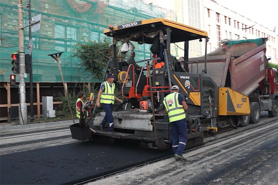 В Благовещенске приступили к устройству асфальтобетонного покрытия на участке улицы 50-летия Октября между Амурской и Зейской. Об этом сообщает «Асфальт Амур». «Ремонтные работы на участке улицы 50 лет Октября начались в начале мая. Смежные организации выполнили ремонт водопровода и колодцев подземных коммуникаций. В июне мы приступили к ремонту проезжей части. Демонтировали старый бордюрный камень, дорожное покрытие и дорожные знаки. Выполнили установку новых бордюрных камней. Осуществили устройство верхних слоев земляного полотна, основания дорожного покрытия. Приступили к устройству нижнего слоя асфальтобетонного покрытия», – рассказал начальник участка АО «Асфальт» Максим Тупикин.