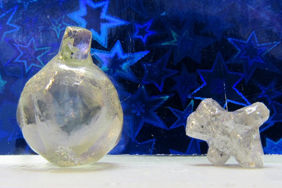 В Архангельской области добыли алмазы в форме елочного шара и щенка Вес первого кристалла форма которого практически совпадает с елочным шаром составляет чуть более 17 карат вес второго алмаза который по очертаниям напоминает щенка составляет 2 7 карата Об этом сообщили в компании Алроса Примечательно что в прошлом году на этом же месторождении имени М В Ломоносова был добыт алмаз в форме новогодней елки По словам главного геолога Севералмаза Ильи Зезина месторождение в Архангельске уникально тем что оно состоит из шести кимберлитовых трубок в которых сосредоточено более 250 миллионов тонн алмазоносной руды Найденные здесь алмазы имеют интересные морфологические особенности и выделяются среди других месторождений более округлыми формами и большим количеством граней В 2023 году здесь был добыт алмаз Морошка весом 38 карат его форма схожа с северной ягодой а в 2022 году горняки извлекли ювелирный кристалл массой 39 98 карата напоминающий бабочку Фото АК АЛРОСА Подписаться на Российскую газету в   Читать нас в MAX