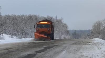 Дорожные службы ведут работы на трассах и магистралях Башкортостана в круглосуточном режиме. На очистку дорог федерального, регионального и местного значения за прошедшие сутки, 22 декабря, направили 753 единицы спецтехники:   на федеральных дорогах - 216 единиц техники,  на региональных дорогах - 270 единицу техники,  по Уфе – 267 единиц. Для обработки дорог от возможного образования гололедицы использовали порядка 2 тысяч тонн специальных материалов.   Телефоны диспетчерских служб: ФКУ Упрдор «Приуралье»: 8 347 286-07-18 или +7 917  046-79-53. ГКУ УДХ РБ: 8 347 224-72-99 или +7 927  955-11-00. АО «Башкиравтодор»: 8 347  262-52-00 или +7  927  950-59-59. ГКУ РБ ЦОДД: 8 347 222-20-25 или +7 927 935-62-66.    #минтрансрб #дорогирб