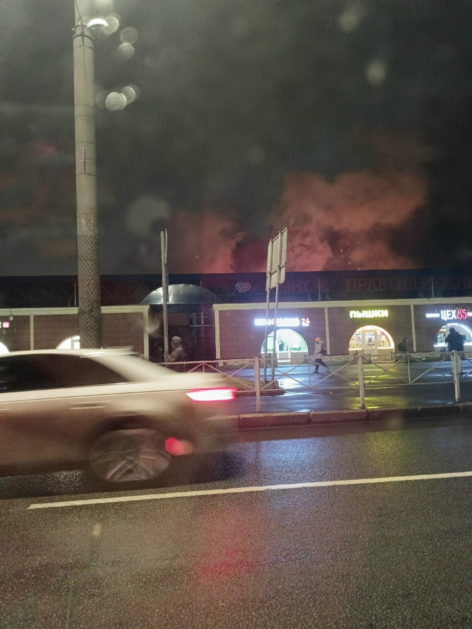 Пожар на улице Дыбенко В Невском районе загорелось здание Правобережного рынка Огонь охватил около 50 квадратных метров внутри двухэтажного сооружения наблюдается серьёзное задымление Информация о пострадавших уточняется На месте работают силы МЧС 25 спасателей и 5 единиц техники тушат возгорание и локализуют последствия Фото Светлана Писарева Подписаться на Петербургский дневник в МАХ