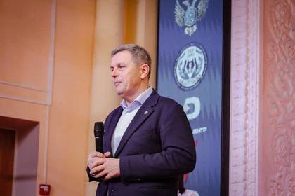 Министр культуры ДНР поздравил жителей региона с Днем библиотек Сегодня мы отмечаем праздник тех, кто хранит бесценные знания, дарит радость общения с книгой каждому читателю и открывает двери в мир литературы и искусства, - сказал Желтяков. Он добавил, что в Республике продолжается работа по оснащению библиотек по модельному стандарту и пополнение книжных фондов.