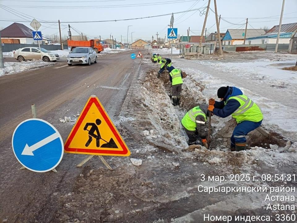 В Астане готовятся к паводкам: вывезли 6,5 млн кубометров снега В столице завершаются масштабные работы по подготовке к весеннему паводку. Коммунальные службы очистили 51,2 км арыков, промыли 19 км ливневых коллекторов и вывезли 1 262 тонны ила.  Проведена реконструкция гидросооружений: расчищено 3,8 км русла реки Есиль, завершается строительство сбросного канала в реку Нура. На озере Майбалык очищено 4,9 км соединительного канала.  Согласно прогнозу "Казгидромета", март и апрель будут теплыми и с большим количеством осадков. Жителям рекомендуют очищать дворы от снега и при подтоплениях обращаться в iKomek 109.