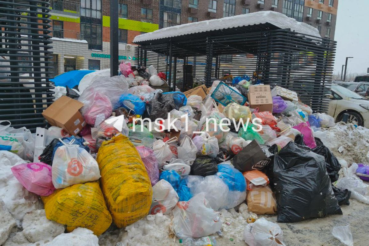 Складывается впечатление что идет реальная забастовка Ещё одна мусорная проблема пришла к нам из ЖК Люблинский парк Местные жители жалуются что уже не в первый раз за 2026 год между домами в ЖК не вывозят мусор Жители уже обращались в управляющую компанию и портал Наш город Прошлый раз отправляла жалобу в Наш город неделя прошла до сих пор нет ответа Уже новые кучи образовались пишет в местном чате Светлана А у вас в ЖК вывозят мусор MSK1 в MAX Прислать новость