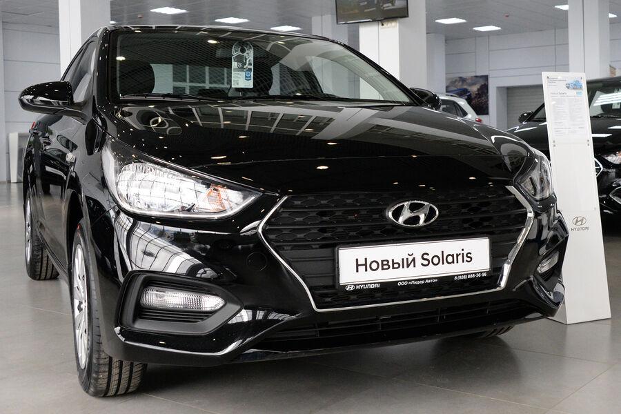 В Hyundai придумали хитрую схему для обхода санкций: Hyundai будет поставлять сборочные компоненты китайской «дочке», китайская «дочка» их отправит в Казахстан, а уже оттуда они приедут в Россию. Бизнес Hyundai в Китае не поражает успехами, и корейский автопроизводитель решил использовать китайскую дочку в качестве «прокладки» для поставки компонентов в РФ на конвейер АГР для сборки «Солярисов». Другими красками заиграли сообщения о возобновлении сборки Kia Cerato на «Автоторе» из «оставшихся на складе» комплектующих и инсайда Олега Мосеева о встрече сотрудников российского представительства Kia c дилерами на тему возвращения продукции бренда на российский рынок: импорте автомобилей китайской и казахстанской сборки. Автовоз