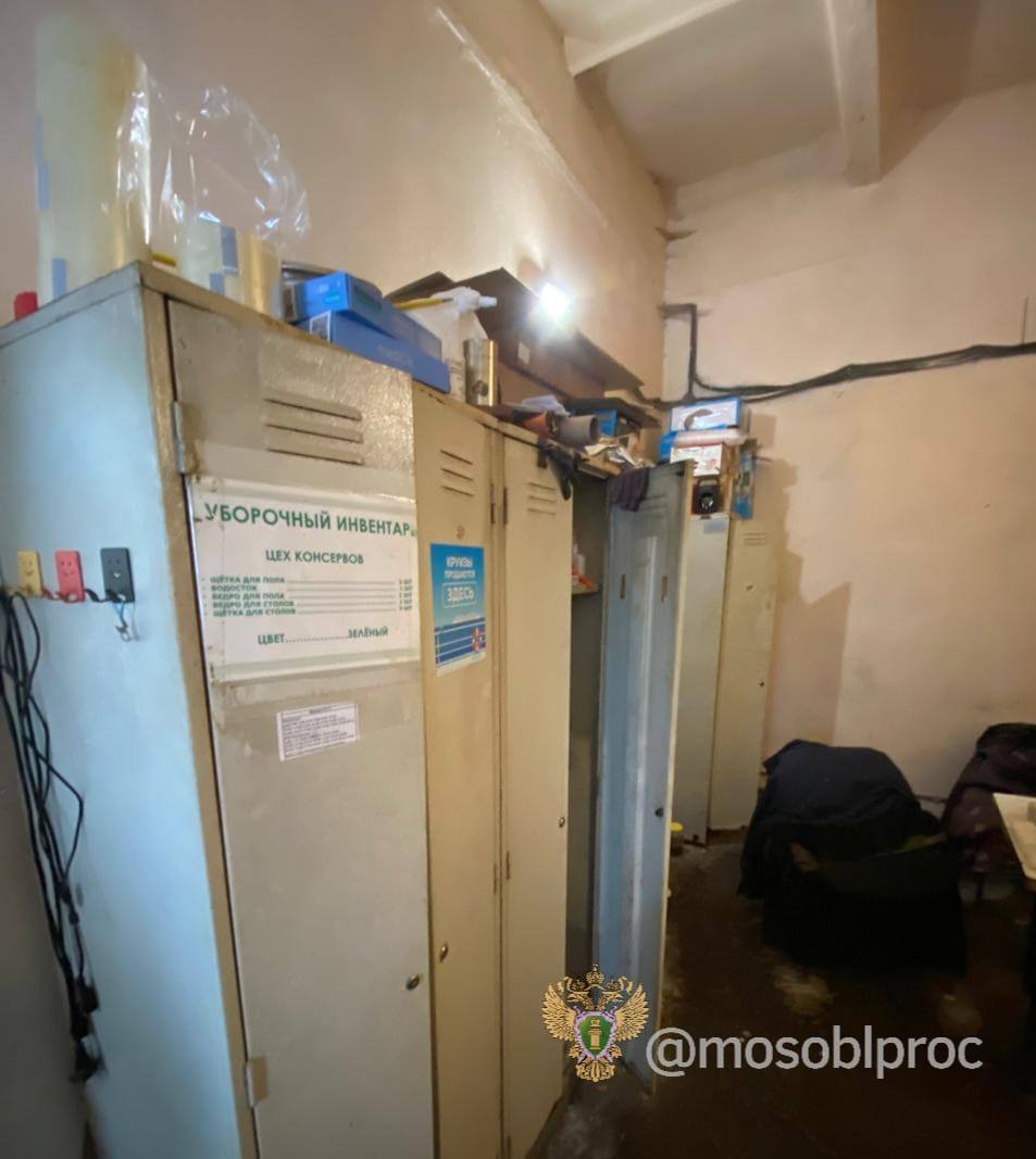 В Сергиевом Посаде прокуратура приняла меры в связи с выявленными нарушениями законодательства в деятельности организации по продаже рыбы и морепродуктов Сергиево-Посадская городская прокуратура с привлечением специалиста территориального отдела Управления Роспотребнадзора по Московской области провела проверку исполнения требований законодательства о безопасности пищевых продуктов в деятельности коммерческой организации по продаже рыбы и морепродуктов. Установлено, что были нарушены необходимые условия работы предприятия и обработки пищевой продукции, не функционировала система производственного контроля, лабораторные исследования продукции не проводились. Сотрудники компании допускались к работе без прохождения обязательных осмотров. Также при проверке не были представлены товарно-транспортные документы на сырье, подтверждающие его качество и безопасность. По результатам проведенной проверки городская прокуратура внесла генеральному директору организации представление, по результатам рассмотрения которого необходимых мер к устранению выявленных нарушений принято не было. В этой связи городская прокуратура возбудила в отношении предприятия дело об административном правонарушении по ст. 17.7 КоАП РФ невыполнение законных требований прокурора, следователя, дознавателя или должностного лица, осуществляющего производство по делу об административном правонарушении . Рассмотрев административные материалы, Сергиево-Посадский городской суд привлек юридическое лицо к ответственности в виде штрафа на сумму 50 тыс. рублей. Также по постановлению прокуратуры Арбитражный суд Московской области привлек компанию к административной ответственности по ч. 2 ст. 14.43 КоАП РФ нарушение изготовителем, исполнителем лицом, выполняющим функции иностранного изготовителя , продавцом требований технических регламентов в виде штрафа в размере 150 тыс. рублей. Кроме того, по результатам рассмотрения Сергиево-Посадским городским судом постановления городской прокуратуры о возбуждении дела об административном правонарушении по ч. 1 ст. 6.3 КоАП РФ нарушение законодательства в области обеспечения санитарно-эпидемиологического благополучия населения организации назначено наказание в виде административного приостановления деятельности на 30 суток. В настоящее время деятельность компании приостановлена. Устранение выявленных нарушений находится в городской прокуратуре на контроле.