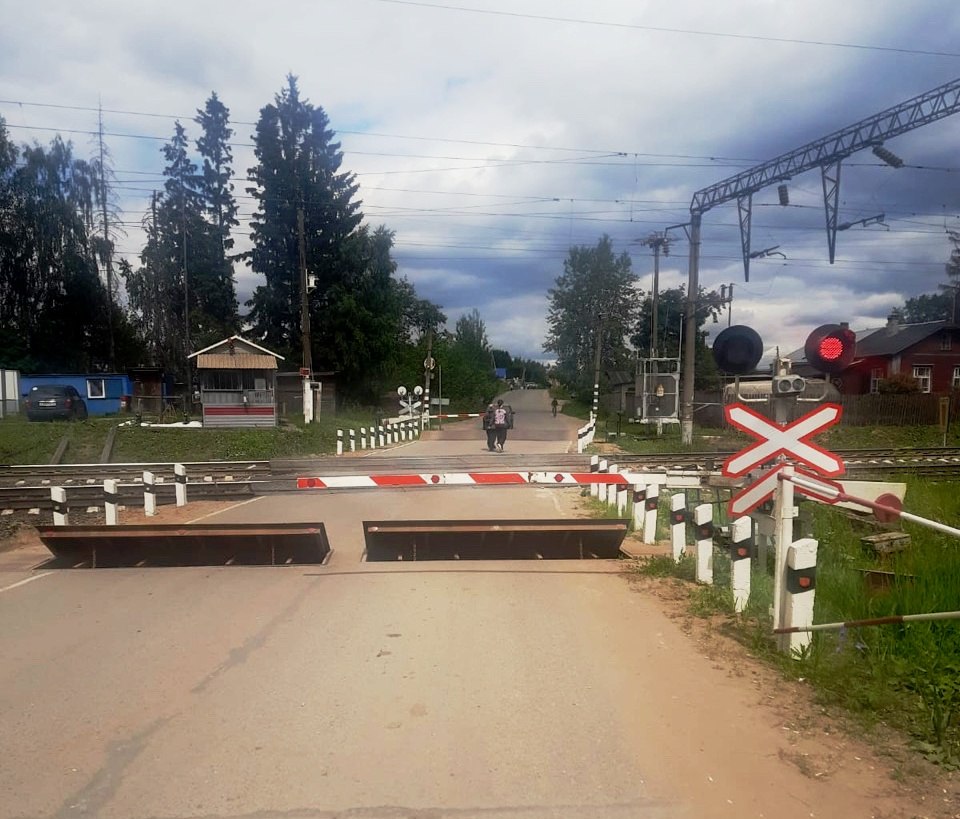 В Кирове 4 и 5 июня временно ограничат движение через железнодорожные переезды в микрорайоне Радужный и на улице Тимирязева.   4 июня с 8:00 до 17:00 на Индустриальной будут менять покрытие переезда, движение будет по одной полосе. С 22:00 4 июня до 4:00 5 июня на переезде на Тимирязева будут ремонтировать железнодорожный путь с помощью тяжелой техники.   Водителей просят заранее планировать поездки и отнестись к ограничениям с пониманием.
