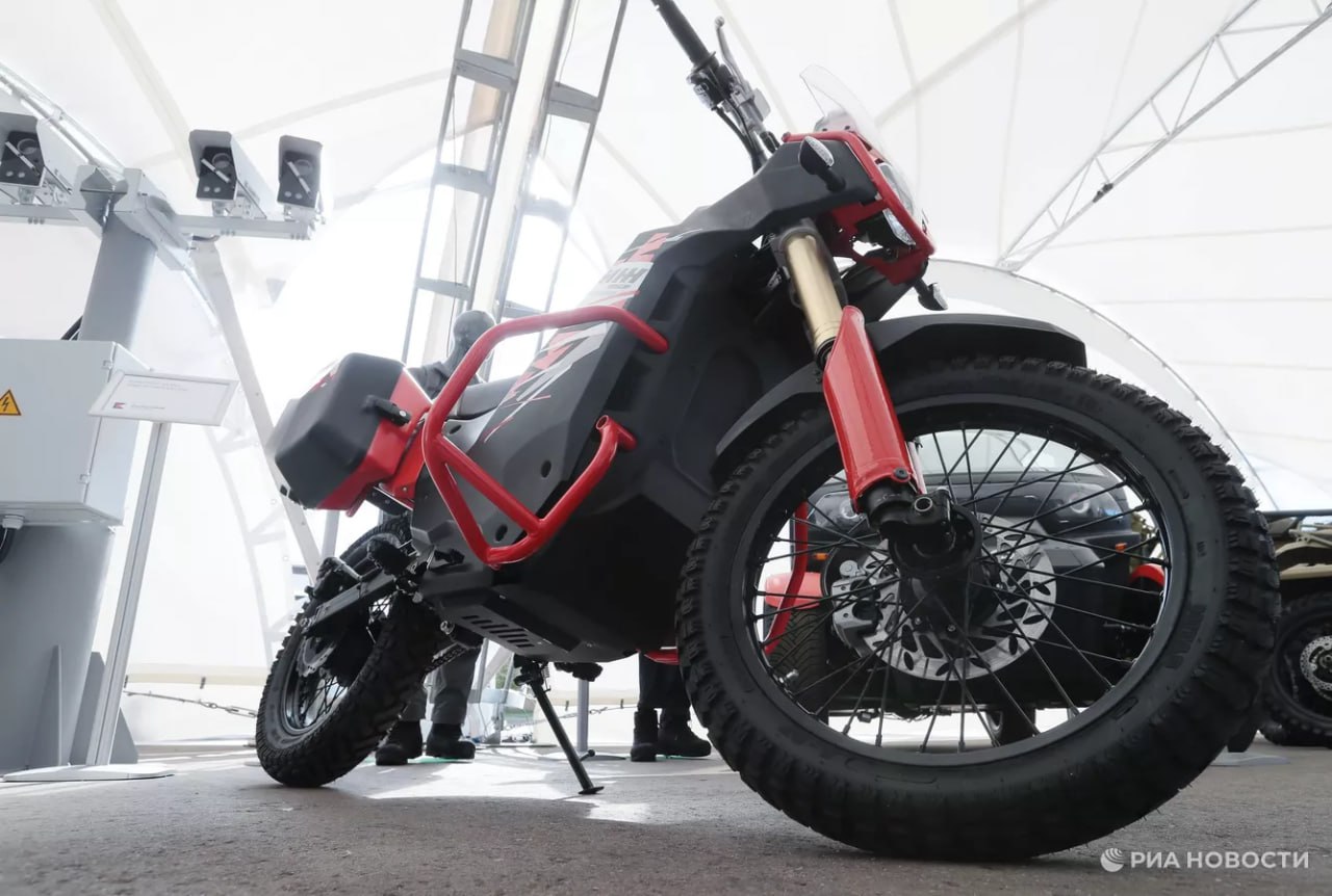 Россияне в 2025 м приобрели рекордное количество новых мотоциклов Так их продажи в России составили 51 тыс штук что является абсолютным рекордом за всю историю наблюдения за отечественным рынком сообщает Автостат Практически каждый пятый новый мотоцикл был продан в Москве или Московской области суммарная доля которых в 2025 году составила 21 Кроме них в пятерку регионов лидеров этого рынка вошли Санкт Петербург Краснодарский край и Свердловская область Самой популярной маркой в 2025 году стала китайская Regulmoto с результатом 9 5 тыс проданных мотоциклов что соответствует примерно 19 рынка Подписаться на РИА Новости экономика Все наши каналы