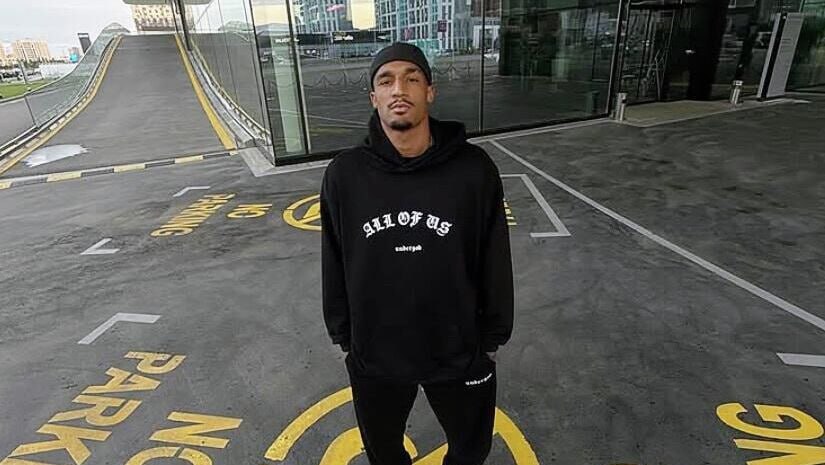 Экс игрока юношеской сборной России по футболу расстреляли в Подмосковье На бывшего защитника ЦСКА Адамса Лайонела напали в Звенигороде в буфете ДеньНочь Конфликт вспыхнул между 31 летним игроком и группой из 10 мужчин пишут СМИ В спортсмена выстрелили а после его избили Адамса госпитализировали в состоянии средней тяжести с пулевым ранением бедра и травмами лица Это не первый случай нападения на футболистов В августе 20 летний спортсмен погиб после избиения толпой мигрантов   Подпишитесь на Абзац TG VK Дзен MAX Rutube