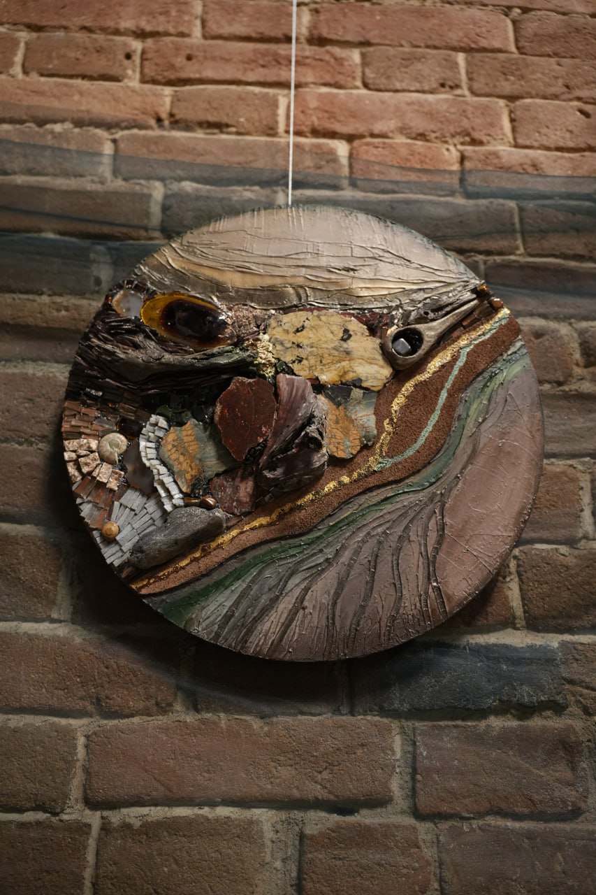 Смотрите какие мозаичные панно из натуральных камней появляются сегодня на стенах площади Городских Часов в Доме Качки Все они часть авторской выставки Анастасии Лесюк Пейзаж после нас Название отсылает к трансформациям происходящим с ландшафтом древнего Урала не только в результате глобальных катастроф но и постепенных необратимых преобразований связанных с урбанизацией и индустриализацией Больше красоты покажем завтра после открытия выставки а посмотреть на все своими глазами можно будет с 22 января 2026 года в Музее истории Екатеринбурга по адресу ул Карла Либкнехта 26 в часы его работы