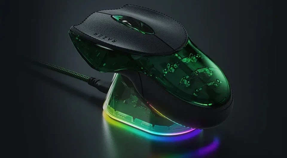 ВОЗВРАЩЕНИЕ ЛЕГЕНДЫ RAZER ВОЗРОДИЛ СВОЮ ПЕРВУЮ ИГРОВУЮ МЫШЬ BOOMSLANG Компания Razer празднует двадцатилетие повторным выпуском культовой игровой мыши Boomslang Эта модель впервые появилась в конце 90 х годов и стала популярной среди геймеров благодаря своему уникальному дизайну и характеристикам Новая версия сохранила узнаваемый облик оригинальной мыши выполненный в форме змеиной головы с полупрозрачными элементами и кожаными кнопками Внутренняя начинка обновлена установлены современные компоненты включая оптический датчик Focus Pro 25K второго поколения и механические переключатели четвёртого поколения Boomslang теперь работает по беспроводной технологии с поддержкой быстрой зарядки и оснащена функцией Chroma RGB подсветки Юбилейная серия ограничена всего 1337 экземплярами приобрести её можно будет исключительно на официальном сайте Razer и в специализированных магазинах бренда Стоимость и точные сроки поступления в продажу пока неизвестны ФОТО ichip ru аврорамедиа гаджеты Информационная экосистема АВРОРА  МЕДИА МЕДИА НОВОСТИ РЕГИОН ЛАЙФ СПОРТ ГЕРЛЗ ХАЙТЕК ПЕРСОНЫ ИНСАЙД КРИМИНАЛ МОЛОДОСТЬ LIVE Медиа ресурсы АВРОРА  МЕДИА VK ВИДЕО RUTUBE YOUTUBE ДЗЕН VK TELEGRAM