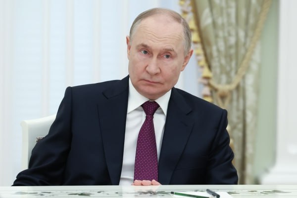Владимир Путин призвал оценить эффективность эксперимента с режимом самозанятости Президент России ожидает предложения по улучшению механизма. Об этом говорится в одном из пунктов перечня поручений по итогам состоявшейся в мае встречи с представителями организации «Деловая Россия». Также глава государства призвал совершенствовать налогообложение нерезидентов. Кроме того, Путин поручил смягчить требования к участникам рынка ценных бумаг, инвестирующим в российские технологические компании. Глава государства потребовал к октябрю принять поправки о направлении части НДС от общепита в местные бюджеты. К сентябрю правительство должно представить российскому лидеру предложения по помощи инвалидам в трудоустройстве. Также президент поручил кабинету министров к июлю рассмотреть инициативы ведущих деловых объединений России по условиям возвращения иностранного бизнеса. Подпишись на «Говорит Москва»