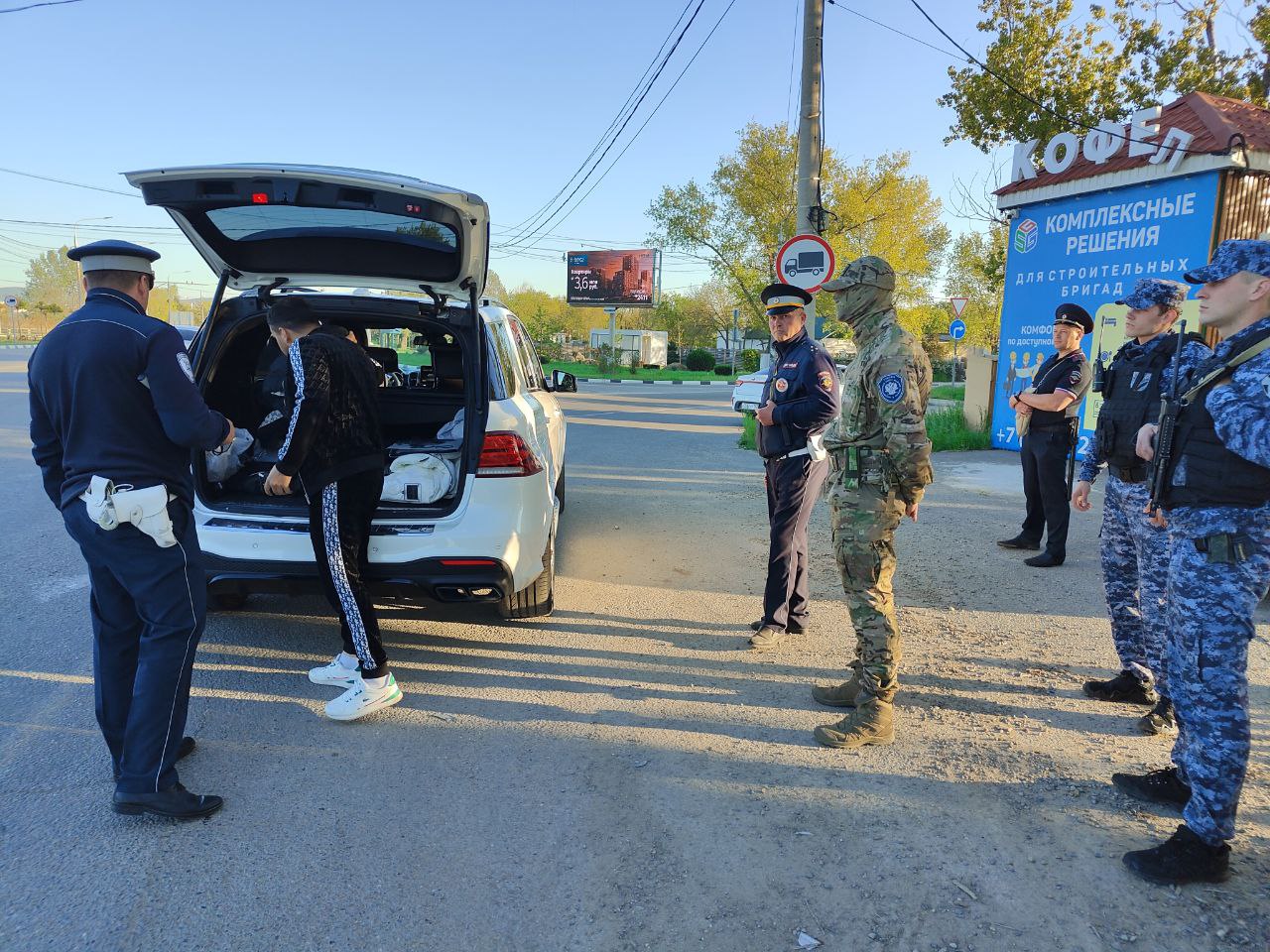 1  2  3  4  5      В период проведения Майских праздников, существенно увеличено количество  полицейских патрулей на улицах и дорогах город-курорт Анапа.     Отдел МВД России по городу Анапе усилен дополнительными нарядами полиции, силовую поддержку осуществляют сотрудники Росгвардии и представители казачества.   ‍   Все эти мероприятия направлены на обеспечение безопасности жителей и гостей города-курорта Анапа, охрану общественного порядка, недопущение и пересечение преступлений, административных правонарушений и чрезвычайных происшествий.