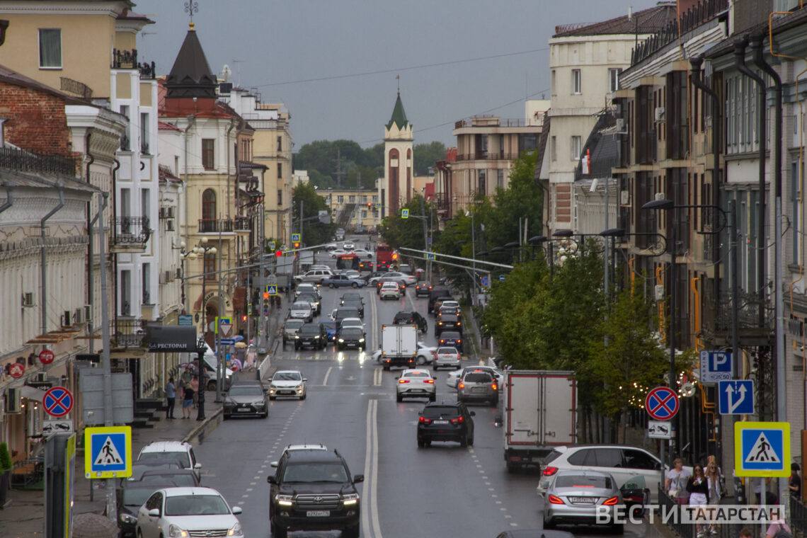 Казань вошла в десятку популярных направлений для автопутешествий в сентябре  На первых позициях рейтинга оказались преимущественно приморские города. Лидером стал Сочи с 15% от общего числа бронирований, за ним следуют Анапа и Геленджик с 7% и 4% соответственно.  В число популярных городов среди авто-путешественников вошли Санкт-Петербург, Москва, Ялта, Феодосия, Судак и Алушта.  Подписаться   Сообщить новости