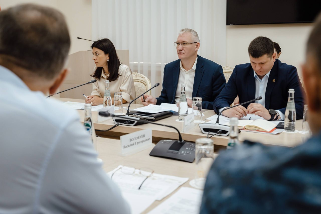 В Курске остро стоит проблема несанкционированной разгрузки ТКО Особенно строительного мусора, на контейнерных площадках. Выявлено 53 проблемных места, 15 из которых наиболее критичны. Это приводит к перегруженности площадок, невозможности подъезда спецтехники и образованию свалок. Нарушения фиксируются спецавтобазой и Минприроды, материалы передаются в УМВД для наложения штрафов до 15 тыс. руб. для физлиц, до 60 тыс. руб. для должностных, до 100 тыс. руб. для юрлиц, при повторном нарушении – вдвое больше . В 2024 году было 53 обращения, а в 2025-м – уже 45. Для решения проблемы планируется установить видеокамеры с видеоаналитикой на наиболее крупных пунктах сбора мусора и подключить их к системе «Безопасный город». Камеры готовы к установке в 10 местах, по 7 ведется работа. Прорабатывается возможность установки камер на всех 53 проблемных точках. Минприроды будет сопровождать все зафиксированные нарушения. — Будем в ручном режиме отстраивать механизм реагирования — это вопрос безопасности и комфорта наших людей! – Александр Хинштейн. Вести-Курск. Только проверенная информация Прислать новость