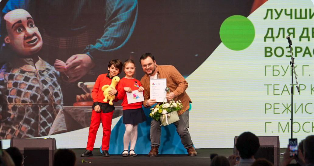 Каштанка лауреат VIII Большого Детского фестиваля Друзья спектакль Московского театра кукол Каштанка в постановке Амира Ерманова взял сегодня награду за лучший спектакль театра кукол для детей в младшей возрастной категории Эта награда особенно ценная поскольку присуждает ее детское жюри Поздравляем команду спектакля с победой И приглашаем вас увидеть Каштанку 23 января Ура
