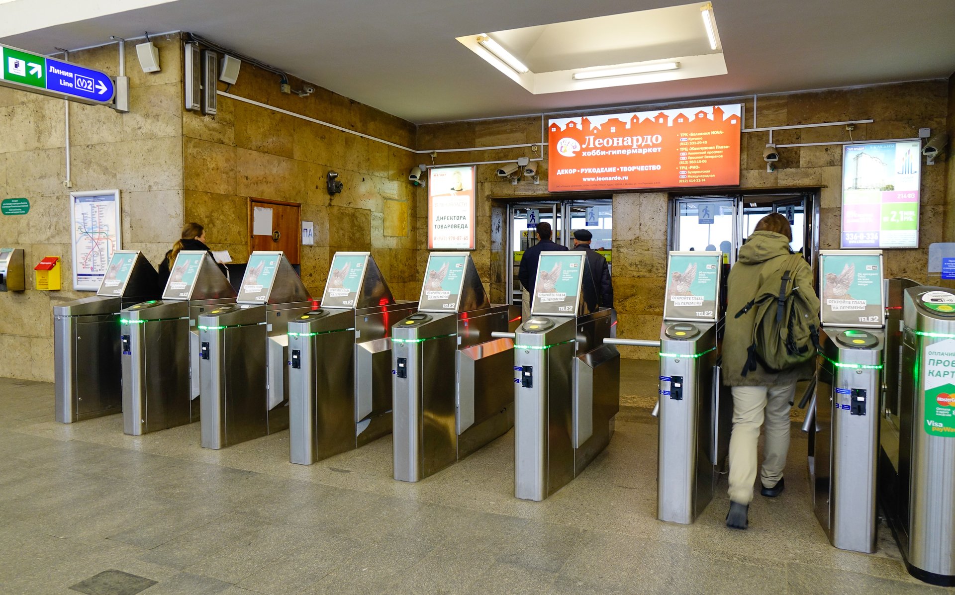 Петербургский метрополитен разрабатывает алгоритм действий при сбоях Предусматривают свободный проход пассажиров при сбоях в системе оплаты проезда сообщил первый зампред комитета по транспорту Алексей Львов Инструкции и сценарии действий обещают доработать до 31 октября Такое решение рассматривают из за масштабного сбоя который произошел в начале сентября Тогда причиной поломки системы назвали нарушение информационного обмена между ГУП Петербургский метрополитен и ГКУ Организатор перевозок Фото Phuong D Nguyen Shutterstock