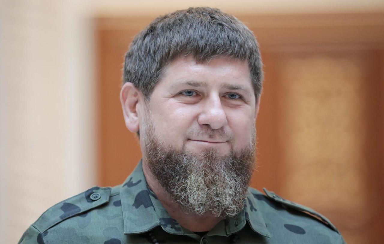 Рамзан Кадыров опроверг информацию о ДТП с участием его сына Адама Глава Чечни назвал подобные сообщения вбросом С помощью искусственного интеллекта можно обмануть любого человека По стране произошло 128 тысяч аварий 13 009 человек погибли но никому до этого нет дела никто ничего не говорит А откуда то взявшийся вброс об аварии сына Кадырова стал номером один в мировых новостях сказал глава Чечни на встрече с прокурором республики Арсаном Адаевым Рамзан Кадыров назвал борьбу с фейками особенно актуальной для региона Он отметил что недостоверная информация о республике всегда по какой то причине становится поводом особого ажиотажа в медиасфере Подписаться на Говорит Москва Telegram VK MAX