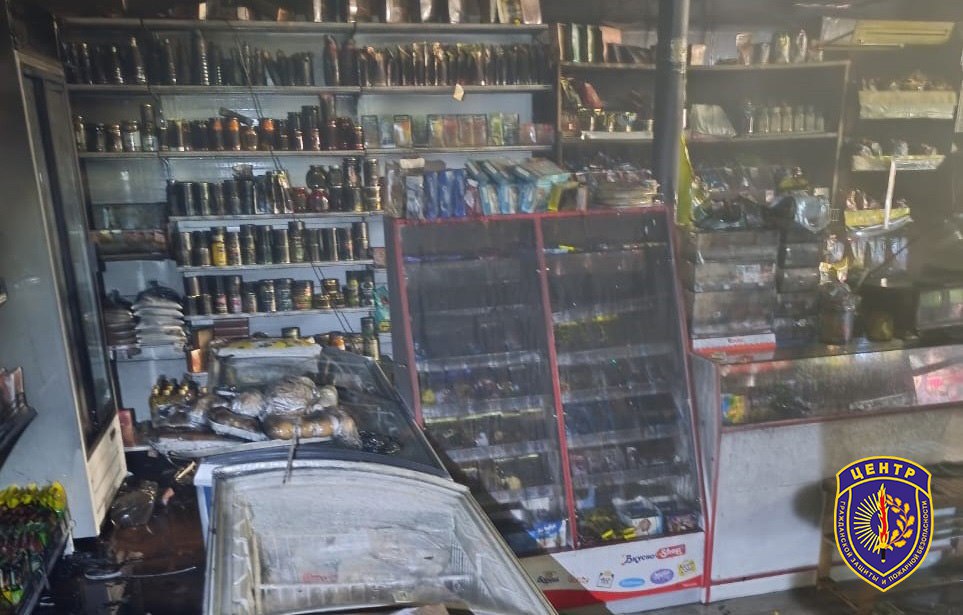 «Значительные убытки»: в п. Серышево ликвидировали пожар в продуктовом магазине  Сообщение о возгорании поступило утром 4 августа. Шесть человек из ПЧ-63 посёлка Серышево на двух автоцистернах отправились к месту пожара. К моменту их прибытия на улице Чехова здание магазина горело открытым пламенем.  Пожар быстро локализовали, потушили. Никто из людей не пострадал. Но здание повреждено по всей площади, хозяйка магазина понесла значительные убытки. Причина пожара и его виновник устанавливаются.   «Торговая точка, не была оборудована пожарными извещателями. Степень ущерба хороша видно на фото», отмечают  .          Реклама
