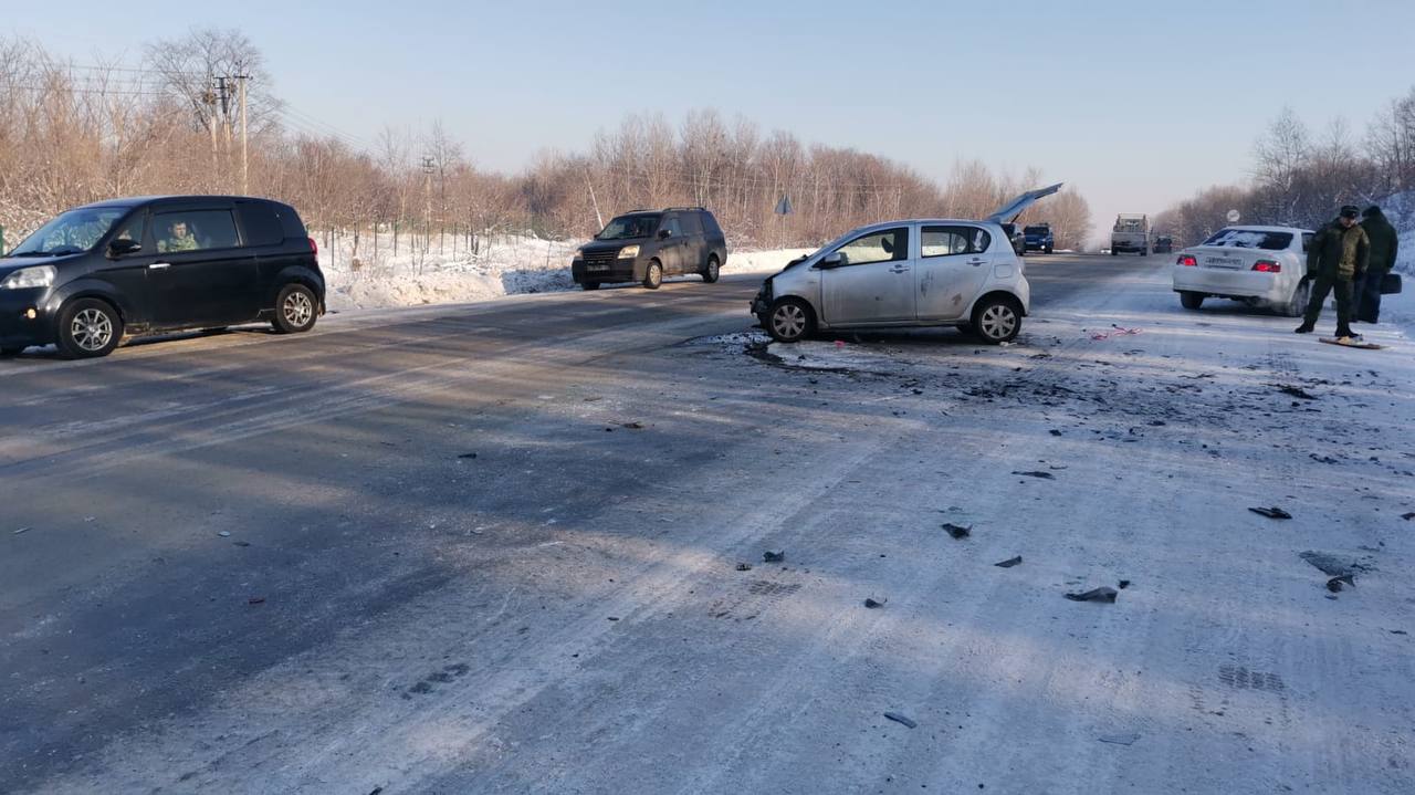 В Хабаровске прокуратура контролирует ход проверки, проводимой в связи с ДТП, в котором пострадали дети   Сегодня утром водитель автомобиля «Toyota Axio», двигаясь по ул. Высотной со стороны с. Ильинка в сторону Владивостокского шоссе, выехал на полосу встречного движения, где совершил столкновение с автомобилем «Daihatsu Mira».  В результате аварии пострадали водитель и з несовершеннолетних пассажира «Daihatsu Mira». Травмы также получил водитель «Toyota Axio».  Пострадавшие доставлены в медицинское учреждение для оказания помощи.  В настоящее время на месте работают сотрудники полиции, обстоятельства аварии устанавливаются.   Прокуратура г. Хабаровска контролирует ход и результаты проверки, проводимой по данному факту правоохранительными органами, а также даст оценку соблюдению законодательства о безопасности дорожного движения.